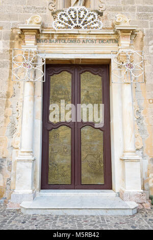 Lipari, iles Eoliennes, Italie - 22 août 2017 : Reliefs sur l'entrée principale de la Basilique San Bartolomeo à Lipari Banque D'Images