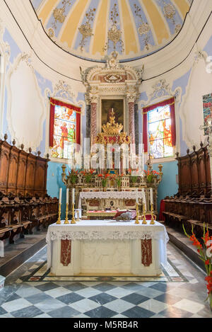 Lipari, iles Eoliennes, Italie - 22 août 2017 : maître-autel richement décorée de la cathédrale St Barthélémy à Lipari ville Banque D'Images