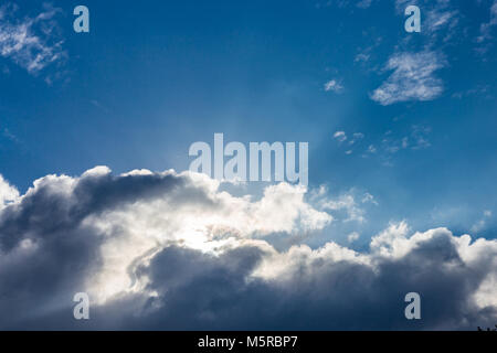 Sentiment d'écologie et de l'assainissement de l'environnement le livre blanc nuages sur le fond de ciel bleu Banque D'Images