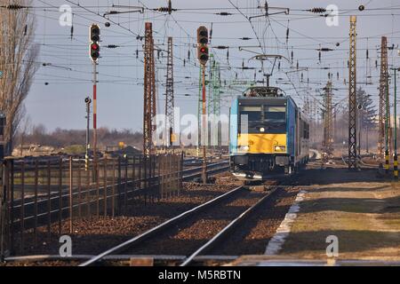 Passanger train arrivant Banque D'Images