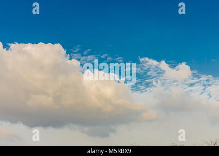 Sentiment d'écologie et de l'assainissement de l'environnement le livre blanc nuages sur le fond de ciel bleu Banque D'Images