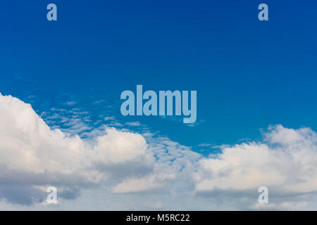 Sentiment d'écologie et de l'assainissement de l'environnement le livre blanc nuages sur le fond de ciel bleu Banque D'Images