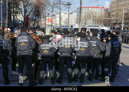 Mannheim, Allemagne. Feb 25, 2018. Les agents de police anti-émeute se tenir en face de la partie des manifestants, qui les sépare des manifestants kurdes. Les manifestants turcs et kurdes se faisaient face à d'autres manifestations dans le centre-ville de Mannheim. Les manifestants turcs a appuyé l'attaque par l'armée turque sur la ville syrienne d'Afrin, qui est contrôlé par le populaire kurde des unités de protection (GPJ). Le compteur de manifestants kurdes a appelé l'Etat turc des terroristes pour l'attaque. Crédit : Michael Debets/Pacific Press/Alamy Live News Banque D'Images