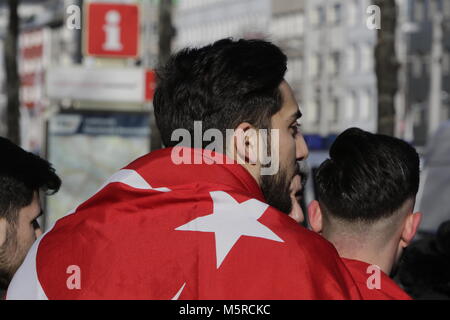 Mannheim, Allemagne. Feb 25, 2018. Un manifestant porte un drapeau turc sur ses épaules. Les manifestants turcs et kurdes se faisaient face à d'autres manifestations dans le centre-ville de Mannheim. Les manifestants turcs a appuyé l'attaque par l'armée turque sur la ville syrienne d'Afrin, qui est contrôlé par le populaire kurde des unités de protection (GPJ). Le compteur de manifestants kurdes a appelé l'Etat turc des terroristes pour l'attaque. Crédit : Michael Debets/Pacific Press/Alamy Live News Banque D'Images