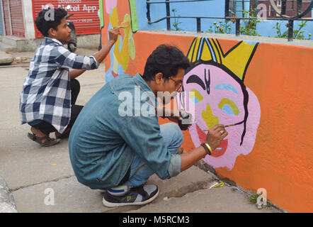 Guwahati, Inde. Feb 25, 2018. La peinture d'artistes sur le mur pour l'embellissement de la ville de Guwahati en vertu du projet de ville intelligente par Guwahati Municipalité Corporation (GMC). Crédit : David Talukdar/Pacific Press/Alamy Live News Banque D'Images