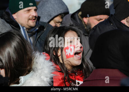 Mannheim, Allemagne. Feb 25, 2018. Une femelle manifestant turc portant un drapeau turc sur ses épaules et d'avoir un drapeau turc que la peinture du visage, les cris des manifestants kurdes vers les slogans. Les manifestants turcs et kurdes se faisaient face à d'autres manifestations dans le centre-ville de Mannheim. Les manifestants turcs a appuyé l'attaque par l'armée turque sur la ville syrienne d'Afrin, qui est contrôlé par le populaire kurde des unités de protection (GPJ). Le compteur de manifestants kurdes a appelé l'Etat turc des terroristes pour l'attaque. Crédit : Michael Debets/Pacific Press/Alamy Live News Banque D'Images