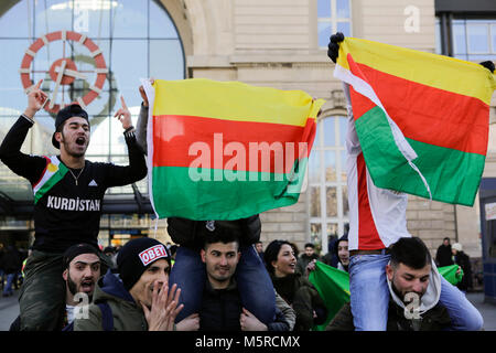 Mannheim, Allemagne. Feb 25, 2018. Les manifestants kurdes brandis un drapeau de Rojava. Les manifestants turcs et kurdes se faisaient face à d'autres manifestations dans le centre-ville de Mannheim. Les manifestants turcs a appuyé l'attaque par l'armée turque sur la ville syrienne d'Afrin, qui est contrôlé par le populaire kurde des unités de protection (GPJ). Le compteur de manifestants kurdes a appelé l'Etat turc des terroristes pour l'attaque. Crédit : Michael Debets/Pacific Press/Alamy Live News Banque D'Images