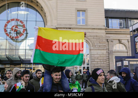 Mannheim, Allemagne. Feb 25, 2018. Un manifestant kurde nous tend un drapeau de Rojava. Les manifestants turcs et kurdes se faisaient face à d'autres manifestations dans le centre-ville de Mannheim. Les manifestants turcs a appuyé l'attaque par l'armée turque sur la ville syrienne d'Afrin, qui est contrôlé par le populaire kurde des unités de protection (GPJ). Le compteur de manifestants kurdes a appelé l'Etat turc des terroristes pour l'attaque. Crédit : Michael Debets/Pacific Press/Alamy Live News Banque D'Images