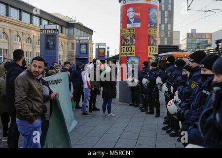 Mannheim, Allemagne. Feb 25, 2018. Les agents de police anti-émeute se tenir en face de la manifestants kurdes, qui les sépare des manifestants turcs. Les manifestants turcs et kurdes se faisaient face à d'autres manifestations dans le centre-ville de Mannheim. Les manifestants turcs a appuyé l'attaque par l'armée turque sur la ville syrienne d'Afrin, qui est contrôlé par le populaire kurde des unités de protection (GPJ). Le compteur de manifestants kurdes a appelé l'Etat turc des terroristes pour l'attaque. Crédit : Michael Debets/Pacific Press/Alamy Live News Banque D'Images