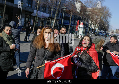 Mannheim, Allemagne. Feb 25, 2018. Les manifestants turcs portent drapeaux turcs et crier des slogans à la manifestants kurdes. Les manifestants turcs et kurdes se faisaient face à d'autres manifestations dans le centre-ville de Mannheim. Les manifestants turcs a appuyé l'attaque par l'armée turque sur la ville syrienne d'Afrin, qui est contrôlé par le populaire kurde des unités de protection (GPJ). Le compteur de manifestants kurdes a appelé l'Etat turc des terroristes pour l'attaque. Crédit : Michael Debets/Pacific Press/Alamy Live News Banque D'Images