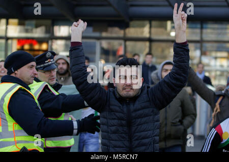 Mannheim, Allemagne. Feb 25, 2018. Un manifestant kurde fait un signe de victoire. Les manifestants turcs et kurdes se faisaient face à d'autres manifestations dans le centre-ville de Mannheim. Les manifestants turcs a appuyé l'attaque par l'armée turque sur la ville syrienne d'Afrin, qui est contrôlé par le populaire kurde des unités de protection (GPJ). Le compteur de manifestants kurdes a appelé l'Etat turc des terroristes pour l'attaque. Crédit : Michael Debets/Pacific Press/Alamy Live News Banque D'Images