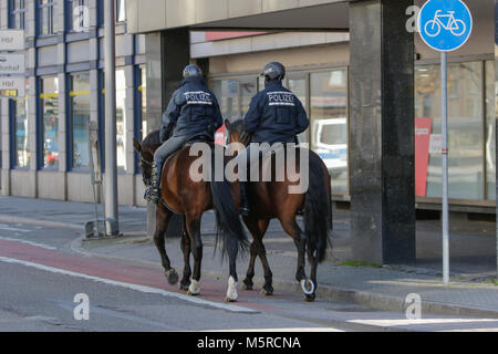 Mannheim, Allemagne. Feb 25, 2018. Deux agents de police à cheval sont représentés dans la zone autour de la protestation. Les manifestants turcs et kurdes se faisaient face à d'autres manifestations dans le centre-ville de Mannheim. Les manifestants turcs a appuyé l'attaque par l'armée turque sur la ville syrienne d'Afrin, qui est contrôlé par le populaire kurde des unités de protection (GPJ). Le compteur de manifestants kurdes a appelé l'Etat turc des terroristes pour l'attaque. Crédit : Michael Debets/Pacific Press/Alamy Live News Banque D'Images