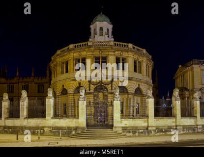 Sheldonian Theatre de rue large dans la nuit. Oxford, Oxfordshire, Angleterre Banque D'Images