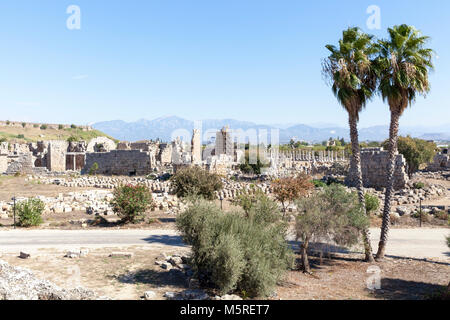 Grande baignoire dans les ruines de la ville antique de Pergé en Turquie Antalya. Banque D'Images