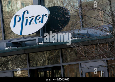 Un logo affiche à l'extérieur d'un établissement occupé par Pfizer, Inc., à Cambridge (Massachusetts) le 21 février 2018. Banque D'Images