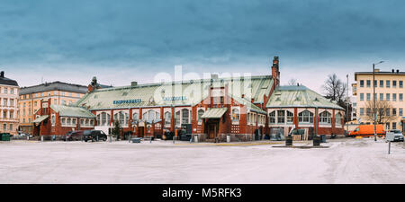 Helsinki, Finlande. Panorama de Hietalahti Market Hall situé dans la Vieille Halle de Hietalahdentie à Helsinki et : Marché, café, restaurants. Banque D'Images