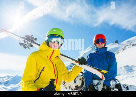 Image du sport les hommes de skis et snowboard en hiver Banque D'Images