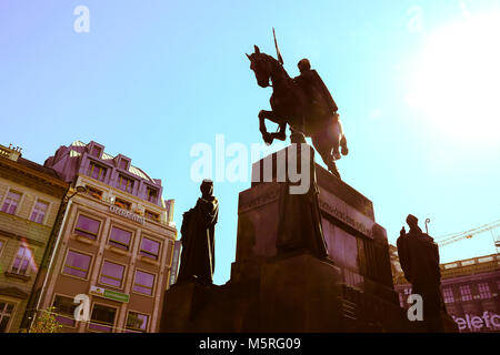 PRAGUE, RÉPUBLIQUE CZECHJ - août 30, 2017 ; Split silhouette tonique statue de Venceslas Roi historique sur le cheval à l'extrémité de la Place Venceslas dans le centre public Banque D'Images