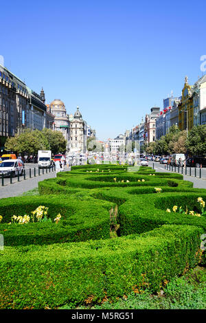 PRAGUE, RÉPUBLIQUE CZECHJ - août 30, 2017 ; jardins manucurés dans le centre de la Place Venceslas les gens sur la rue bordée par un bâtiment de style traditionnel Banque D'Images