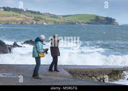 Les touristes de prendre des photos sur la plage de Trebah Jardin Jardins à Cornwall. Banque D'Images