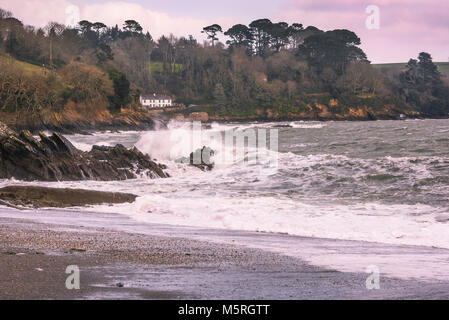 Lumière du soir sur la plage isolée de Trebah Garden à Cornwall. Banque D'Images