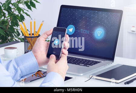 Télégramme Réseau ouvert ton livre blanc sur le smartphone et écrans portables. Banque D'Images