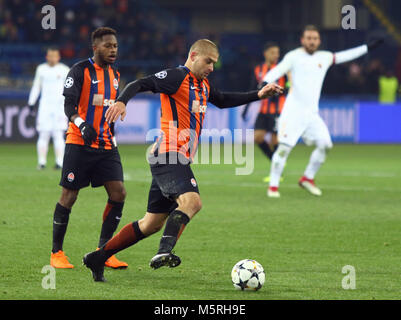 KHARKIV, UKRAINE - 21 février 2018 : Yaroslav Rakitskiy de Shakhtar Donetsk contrôle une balle au cours de l'UEFA Champions League Round 16 match contre comme Banque D'Images