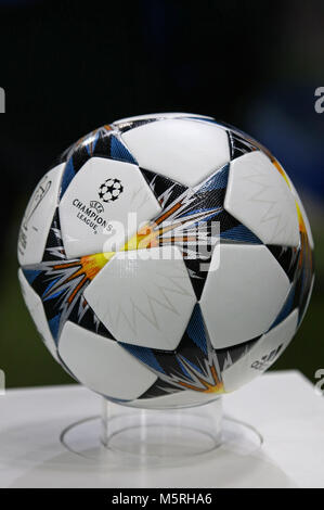 KHARKIV, UKRAINE - 21 février 2018 : ballon de match officiel de la saison 2017/18 Ligue des Champions de l'UEFA Champions League sur piédestal avant de tour de jeu 16 Banque D'Images