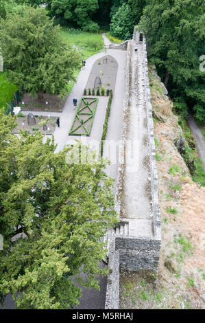 Depuis le sommet du château de Blarney et une partie des jardins environnants à Blarney, dans le sud de l'Irlande Banque D'Images