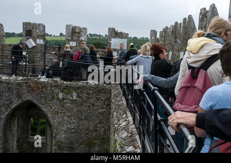 File d'attente des visiteurs d'embrasser la pierre de Blarney, Blarney Castle dans le sud de l'Irlande Banque D'Images