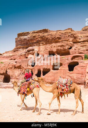 PETRA, JORDANIE - 25 avril 2016 : l'homme arabe bédouine jordanienne rides un chameau à Petra, en Jordanie. Banque D'Images