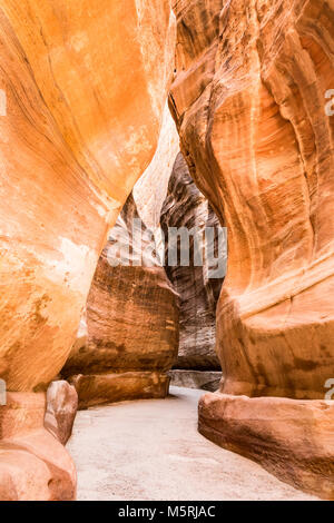 Venir à la partie la plus étroite de la Siq, vu du sentier à Petra Banque D'Images