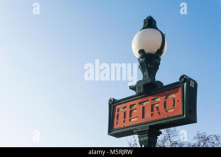 Métro Paris traditionnel against a blue sky clar Banque D'Images