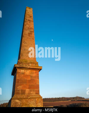 East Lothian, Scotland, UK une colline ensoleillée Monument Monument à James Maitland Balfour, propriétaire foncier écossais et député de Haddington, avec moon in sky Banque D'Images