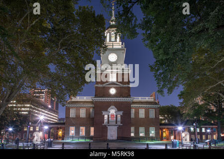 L'Independence Hall de nuit à l'Independence National Historic Park, Philadelphie, Pennsylvanie Banque D'Images