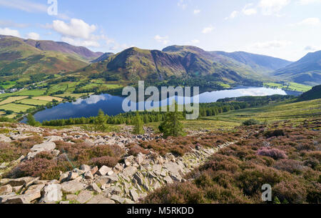 Vue sur le lac de la Lande, sur la route du sommet de Red Pike avec Wandope, Robinson, Dale Head et Fleetwith Pike dans la distance. La dis Banque D'Images