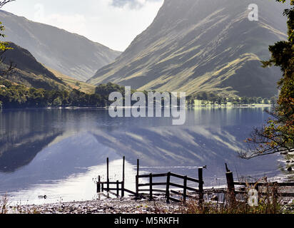 Vues d'Fleetwith Pike et Honister de la rive du lac Buttermere dans le Lake District sur une journée d'été, au Royaume-Uni. Banque D'Images