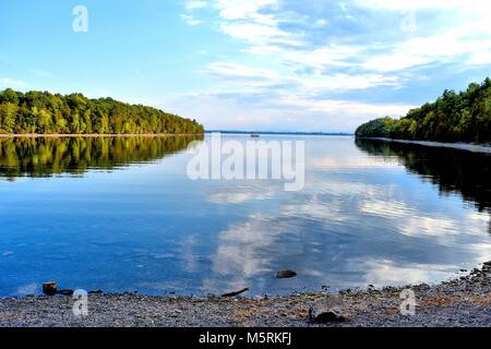 Une baie calme s'étend entre deux péninsules au point au Roche State Park sur le lac Champlain, à New York. Banque D'Images