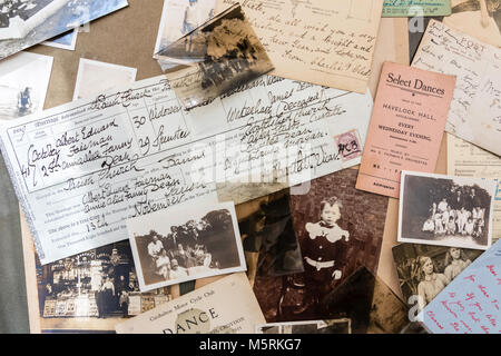 Généalogie et de souvenirs. 1900-1920 photographies, de négatifs, de cartes postales, certificat de naissance, la danse des billets, lettres éparpillées. Les éléments de l'histoire familiale. Banque D'Images