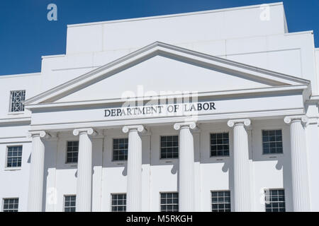 MONTGOMERY, AL - 30 octobre 2017 : façade de bâtiment du Ministère du travail à Montgomery, Alabama Banque D'Images