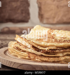 Dans la pile de crêpes sur planche de bois close-up Food concept maison de vacances Banque D'Images