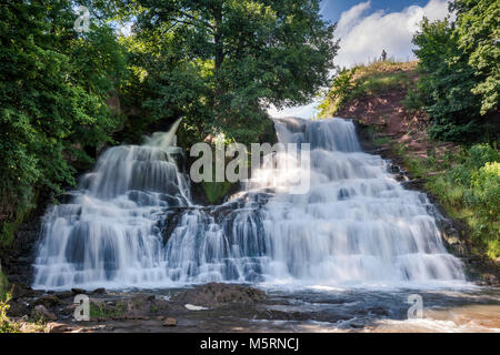 L'homme sur la chute près de Chervonohorod château, près de Nyrkiv à Ternopil, Ukraine Banque D'Images