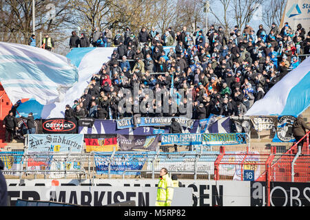 Karlsruhe, Allemagne. Feb 25, 2018. Football Bundesliga : Fans de Chemnitz FC soccer club dans le parc stadium, Karlsruhe, Allemagne. Credit : tmc-fotografie.de/Alamy Live News Banque D'Images