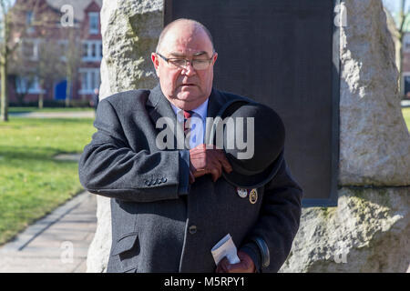 Warrington, Cheshire, Royaume-Uni. 25 févr., 2018. Le lieutenant-colonel L. Taylor Duff (Ret.), Colonel honoraire du duc de Lancastre's Regimental Association tient à une minute de silence avec son chapeau melon sur son cœur/médailles que le dernier Post est joué à l'occasion anniversaire de l'accusation de Pieter's Hill à la guerre des Boers. Le service a eu lieu dans le Queen's Gardens à Warrington Crédit : John Hopkins/Alamy Live News Banque D'Images