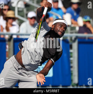 Delray Beach, Florida, USA. Feb 25, 2018. Tiafoe Frances, de l'United States, sert contre Peter Gojowczyk, d'Allemagne, lors de la finale de l'Open ATP de Delray Beach 2018 Tournoi de tennis professionnel, joué au stade de Delray Beach & Tennis Center à Delray Beach, Florida, USA. Frances Tiafoe a gagné 6-1, 6-4. Mario Houben/CSM/Alamy Live News Banque D'Images