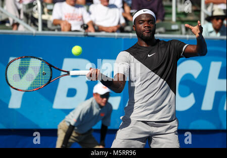 Delray Beach, Florida, USA. Feb 25, 2018. Tiafoe Frances, de l'United States, frappe un coup droit à Peter Gojowczyk, d'Allemagne, lors de la finale de l'Open ATP de Delray Beach 2018 Tournoi de tennis professionnel, joué au stade de Delray Beach & Tennis Center à Delray Beach, Florida, USA. Frances Tiafoe a gagné 6-1, 6-4. Mario Houben/CSM/Alamy Live News Banque D'Images