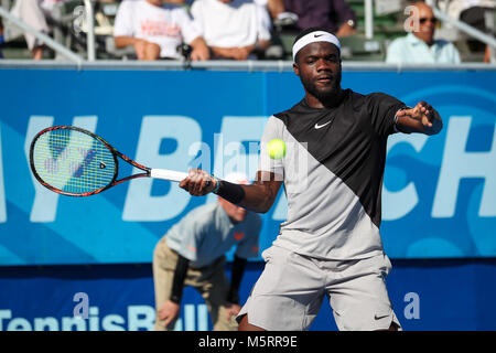 Delray Beach, Florida, USA. Feb 25, 2018. Tiafoe Frances, de l'United States, joue du coup droit à Peter Gojowczyk, d'Allemagne, lors de la finale de l'Open ATP de Delray Beach 2018 Tournoi de tennis professionnel, joué au stade de Delray Beach & Tennis Center à Delray Beach, Florida, USA. Frances Tiafoe a gagné 6-1, 6-4. Mario Houben/CSM/Alamy Live News Banque D'Images