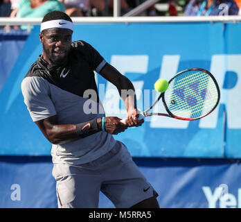 Delray Beach, Florida, USA. Feb 25, 2018. Tiafoe Frances, de l'United States, frappe un revers à Peter Gojowczyk, d'Allemagne, lors de la finale de l'Open ATP de Delray Beach 2018 Tournoi de tennis professionnel, joué au stade de Delray Beach & Tennis Center à Delray Beach, Florida, USA. Frances Tiafoe a gagné 6-1, 6-4. Mario Houben/CSM/Alamy Live News Banque D'Images