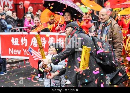 New York City, New York, USA. Feb 25, 2018. Défilé de la nouvelle année lunaire est maintenu à la Chinatown le 25 février 2018 à New York, aux États-Unis. 2018 est l'année de la ''chien'' selon le zodiaque chinois douze-animal système. Crédit : William Volcov/ZUMA/Alamy Fil Live News Banque D'Images