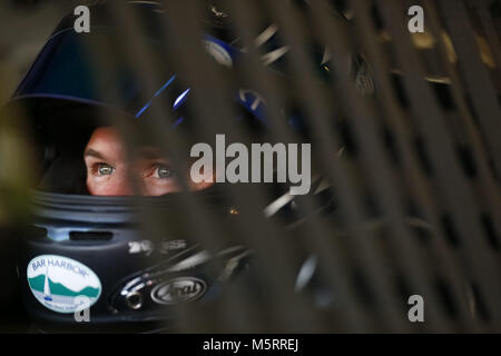 Hampton, Virginia, USA. Feb 23, 2018. 23 février 2018 - Hampton, New York, USA : Ryan Truex (11) traîne dans le garage pendant la pratique de la 250 Rinnai à Atlanta Motor Speedway à Hampton, en Géorgie. Crédit : Justin R. Noe Asp Inc/ASP/ZUMA/Alamy Fil Live News Banque D'Images